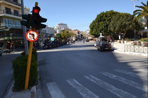 Χανιά: Κλούβα έπεσε πάνω σε φανάρι της Δημοτικής Αγοράς (Photos)
