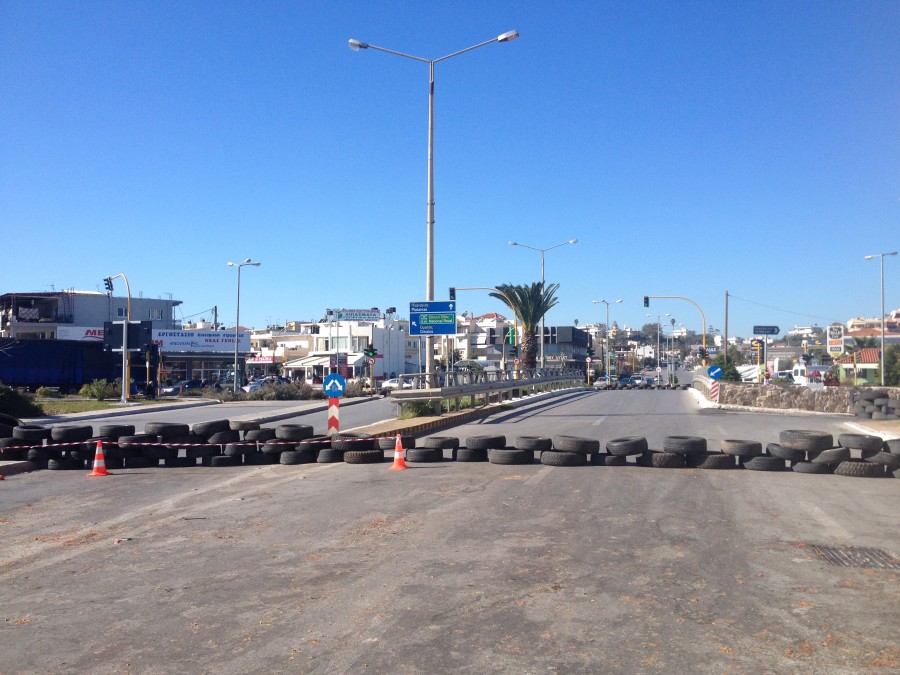 Τα μαζεύουν οι αγρότες από τον Κλαδισό Πότε ανοίγει ο δρόμος