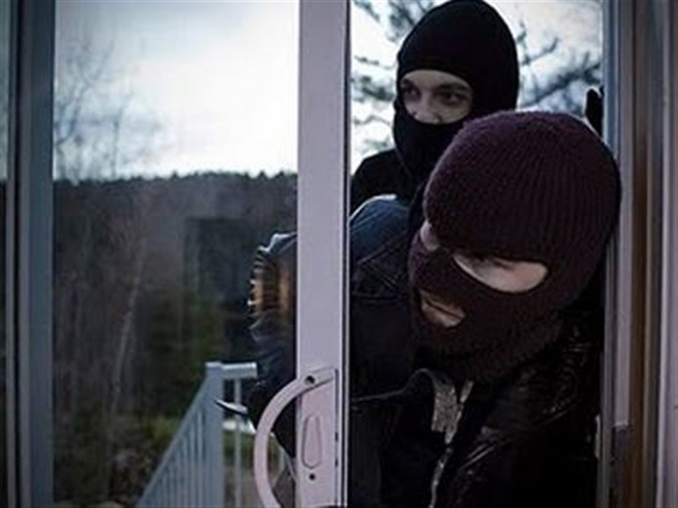 Χανιά: Οπλισμένοι κουκουλοφόροι μπούκαραν σε σπίτι και έκλεψαν 70χρονη!