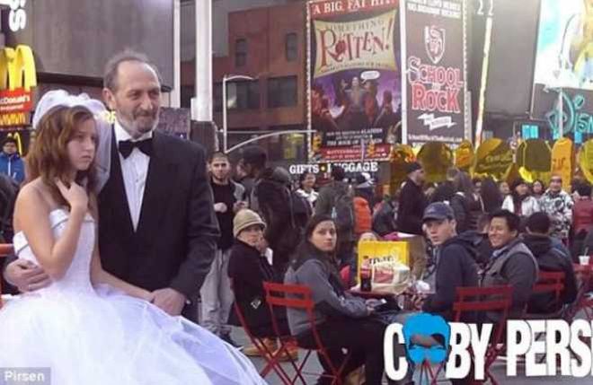 Ο 65χρονος Έλληνας που «παντρεύτηκε» το 12χρονο κοριτσάκι στην Times Square (Video)