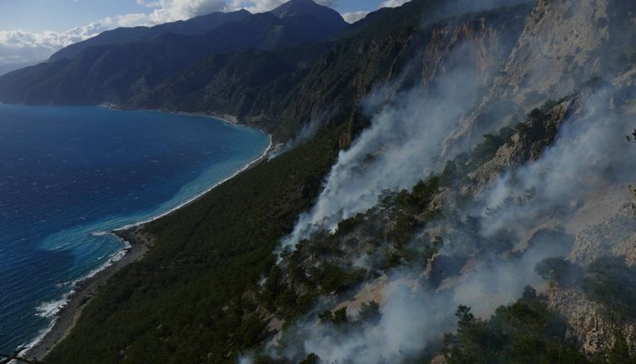 Κατεβαίνουν πυροσβέστες με αντλίες πλάτης στο δάσος του Άγιου Παύλου