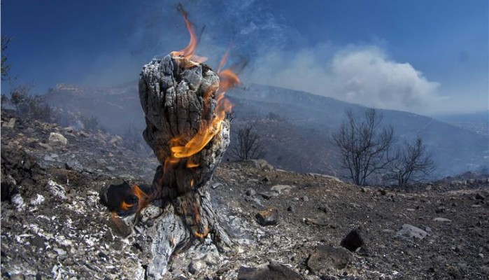Σε ύφεση η μεγάλη φωτιά που ξέσπασε τη νύχτα στην Κίσαμο