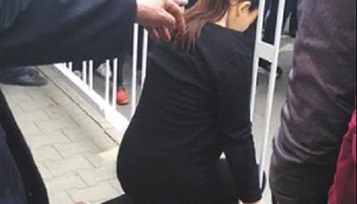 Φρικτές εικόνες: Έγκυος πέθανε όταν το κεφάλι της σφήνωσε σε κάγκελα!