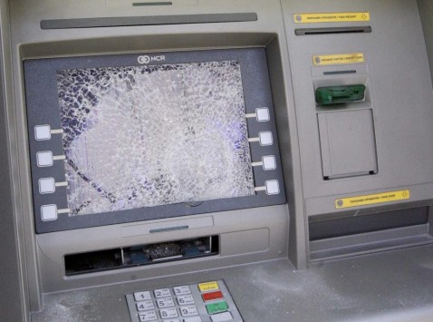 Aπίστευτη ληστεία: Γυναίκα πυροβολεί ΑΤΜ και ρουφά τα χρήματα με σκούπα!