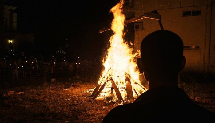 Σοβαρά τραυματίας στα Χανιά λόγω... Ιούδα! φωτο αρχείου Ένα απίστευτο περιστατικό ήρθε να ανατρέψει το χαρμόσυνο κλίμα σε ενορία των Χανίων, λίγη ώρα πριν την Ανάσταση. Ένα άτομο μεταφέρθηκε σοβαρά τραυματισμένο στο νοσοκομείο Χανίων, μετά από πτώση από ύψος. Σύμφωνα με πληροφορίες, ο άτυχος άνδρας φαίνεται ότι πλήρωσε ακριβά το έθιμο της καύσης του Ιούδα. Το ατύχημα φαίνεται ότι συνέβη όταν ανέβηκε σε ύψος για να κρεμάσει τον Ιούδα, με σκοπό το ομοίωμα να παραδοθεί στις φλόγες τα μεσάνυχτα με το πρώτο