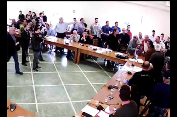 ΒΙΝΤΕΟ: Ένταση στο Δημοτικό Συμβούλιο Χανίων. «Πιάστηκαν στα χέρια» καταστηματάρχες-δημοτικοί σύμβουλοι