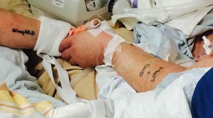 Το τελευταίο αντίο ενός ζευγαριού: Πιασμένοι χέρι-χέρι στην εντατική