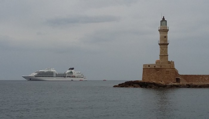 Υπερπολυτελές κρουαζιερόπλοιο στο παλιό λιμάνι των Χανίων