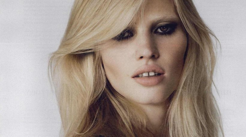 Lara Stone: Σε κοινή θέα το στήθος της