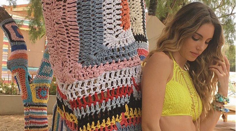 To κίτρινο μπικίνι της Αθηνάς Οικονομάκου