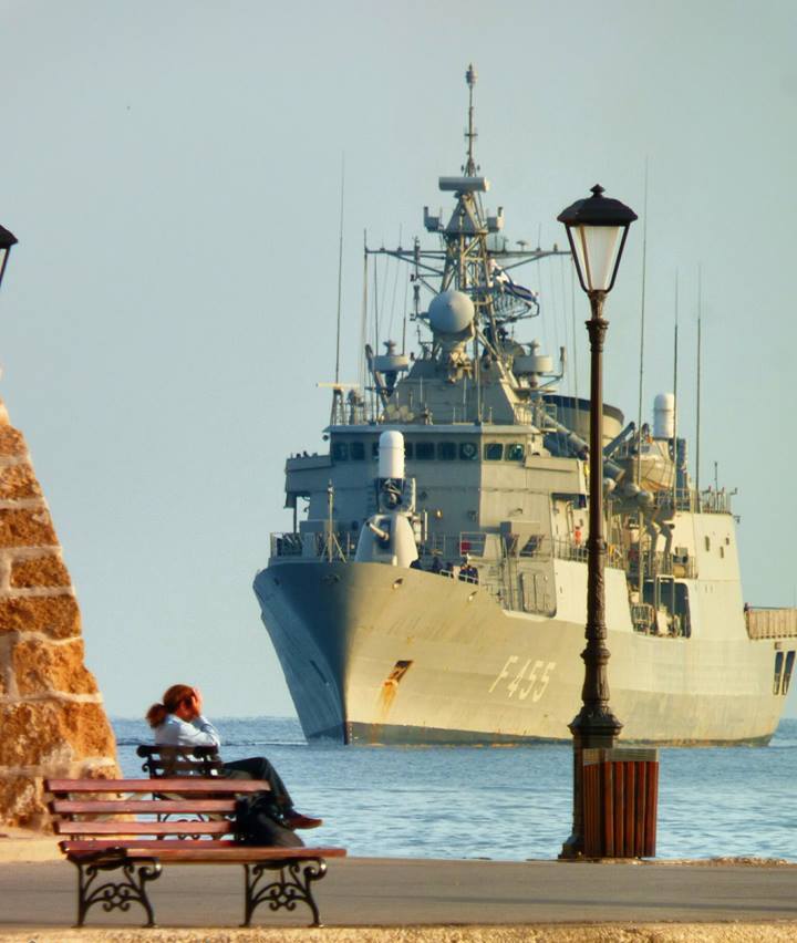 Χανιά: Φρεγάτα του Πολεμικού Ναυτικού ανοιχτά του Ενετικού Λιμανιού (Photos)