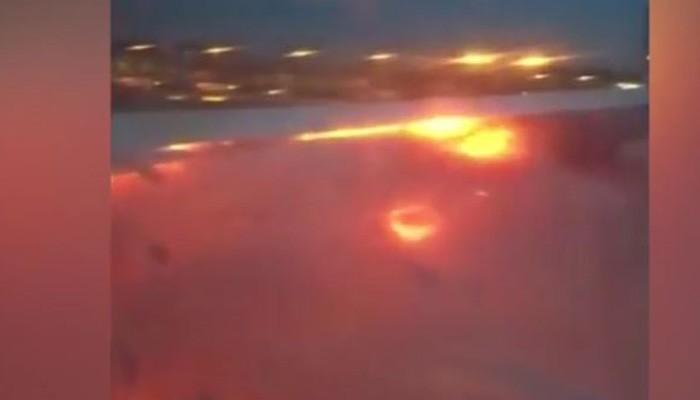 Τρόμος: Αεροπλάνο έπιασε φωτιά στην αναγκαστική προσγείωση