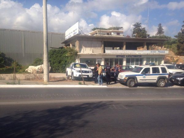 Χανιά: Τι γύρευε περιπολικό της αστυνομίας σε μάντρα αυτοκινήτων; Το βγάζουν στο σφυρί; (Photos)