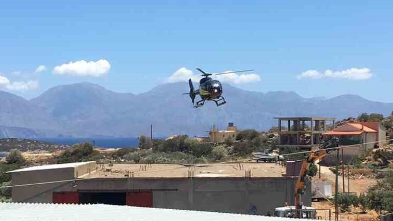 Κρήτη: Ελικόπτερο προσγειώθηκε σε…. ταράτσα σπιτιού! (Video)