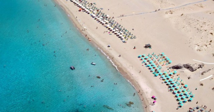 Χανιά: Ποιος γνωστός τραγουδιστής κάνει τα μπάνια του στα Φαλάσαρνα; (Photo)