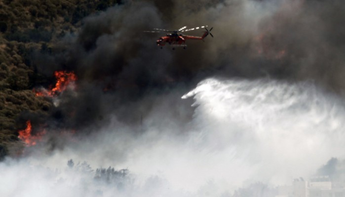 Συναγερμός από μεγάλη φωτιά στην Κρήτη κοντά σε οικισμό (βίντεο)