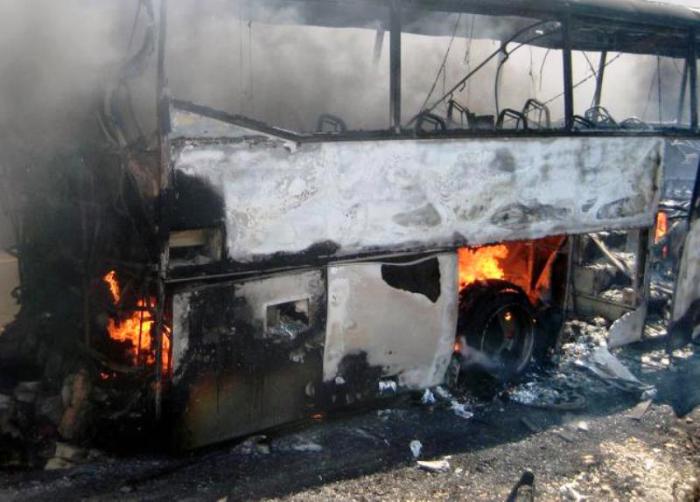 Αναστάτωση προκλήθηκε το μεσημέρι στην Εθνική οδό Ηρακλείου – Αγίου Νικολάου στο ύψος του αεροδρομίου “Ν. Καζαντζάκης” καθώς λεωφορείο που μετέφερε εργαζομένους ξενοδοχείου πήρε φωτιά ενώ βρισκόταν εν κινήσει. Σύμφωνα με τις πρώτες πληροφορίες, η φωτιά προκλήθηκε στον κινητήρα του οχήματος ενώ δύο άτομα μεταφέρθηκαν στο νοσοκομείο, το ένα επειδή τραυματίστηκε από θραύση τζαμιού και το δεύτερο λόγω δύσποιας. Το περιστατικό σημειώθηκε περίπου στις 13:50 και όπως είναι φυσικό επικράτησε αναστάτωση στους επιβάτες του λεωφορείου αλλά και κυκλοφοριακό κομφούζιο για αρκετή ώρα. Στο σημείο έσπευσαν δυνάμεις της Πυροσβεστικής Υπηρεσίας προκειμένου να περιορίσουν την πυρκαγιά καθώς και το ΕΚΑΒ για να παραλάβει τους τραυματίες.