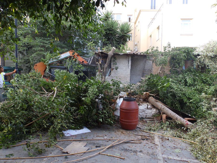 Κατεδάφισαν μεταπολεμικό παράπηγμα στο οποίο έμεναν άγνωστα άτομα στο κέντρο των Χανίων (Photos)