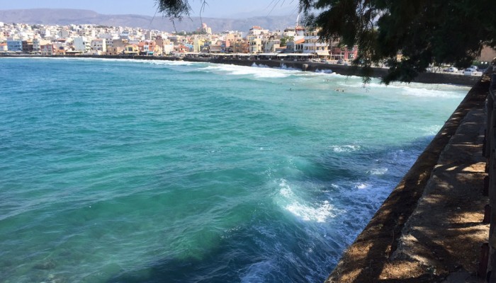 Λιμενικός βούτηξε στο Κουμ Καπί στα Χανιά για να σώσει λουόμενο