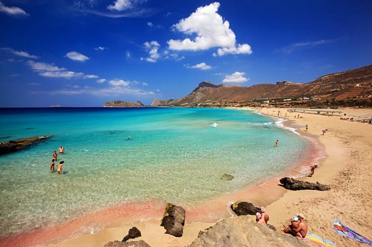 Γνωστή παρουσιάστρια αγκαλιά με την κόρη της στα Χανιά (Photo)
