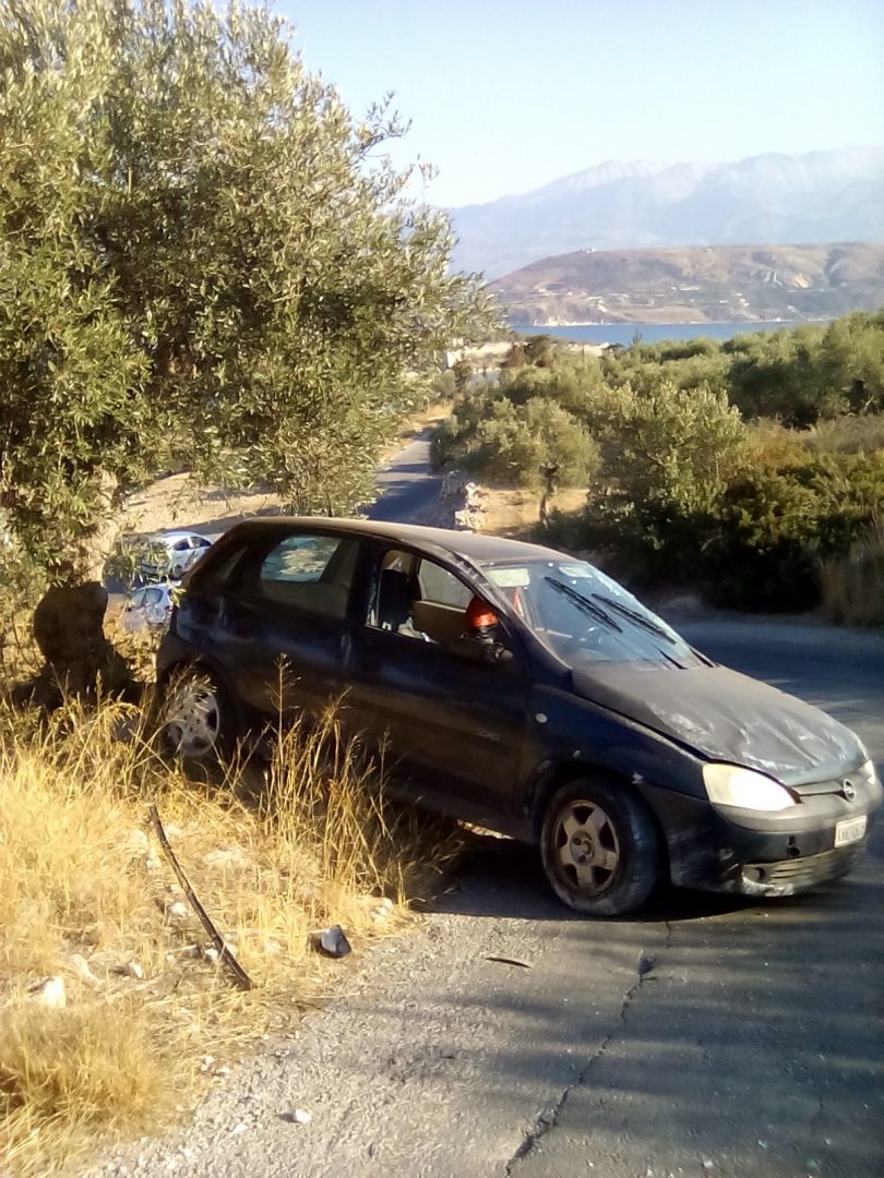 Χανιά: Τροχαίο στο Λουτράκι Αυτοκίνητο έπεσε πάνω σε ελιές (Photos)