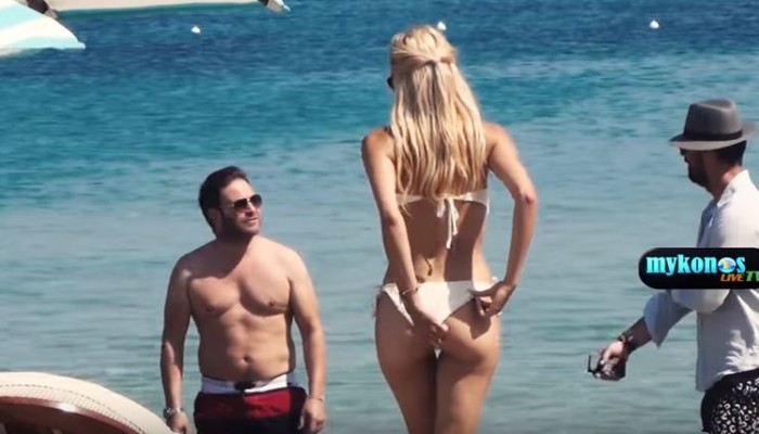 Η ξανθιά από το σποτ του Εθνικού Κέντρου Αιμοδοσίας με καυτό μαγιό στην Ψαρού