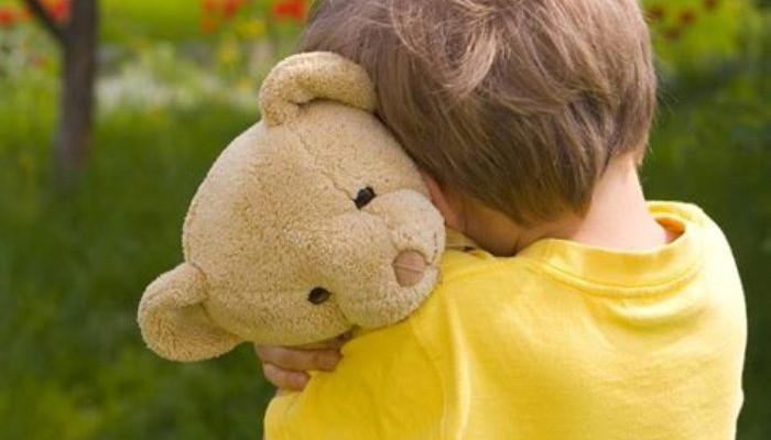 Συγκεντρώνουν χρήματα για να δώσουν ακοή σε μικρό κωφό παιδί