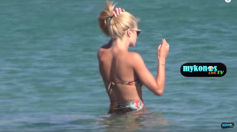 Οι βουτιές της Ευαγγελίας Αραβανή στη Μύκονο