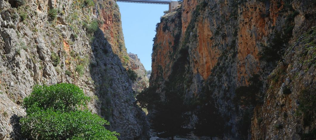 Συμβαίνει τώρα: Έπεσε στο φαράγγι της Αράδαινας