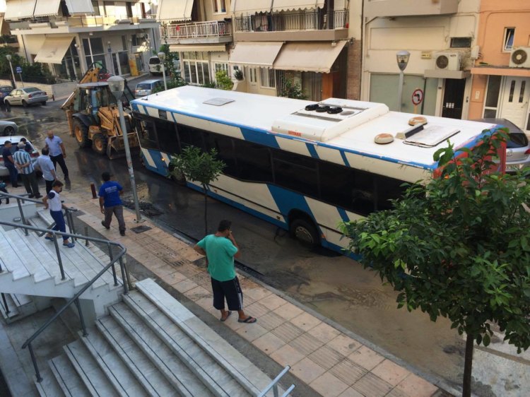Κρήτη: Άνοιξε τρύπα στο δρόμο και … βούλιαξε το λεωφορείο! (Photo -Video)
