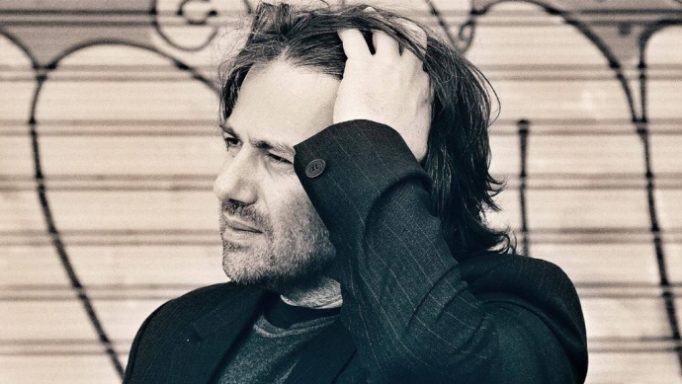 Μάνος Πυροβολάκης: Έκοψε μαλλιά και μούσια και έγινε άλλος άνθρωπος