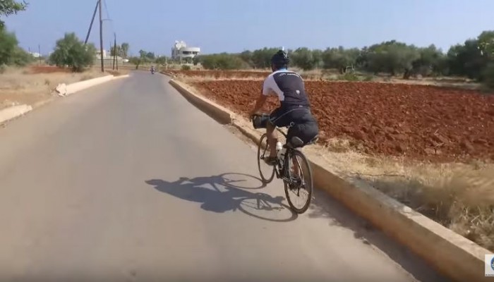Θέλει να γυρίσει όλη την Κρήτη με ένα ποδήλατο (βίντεο)