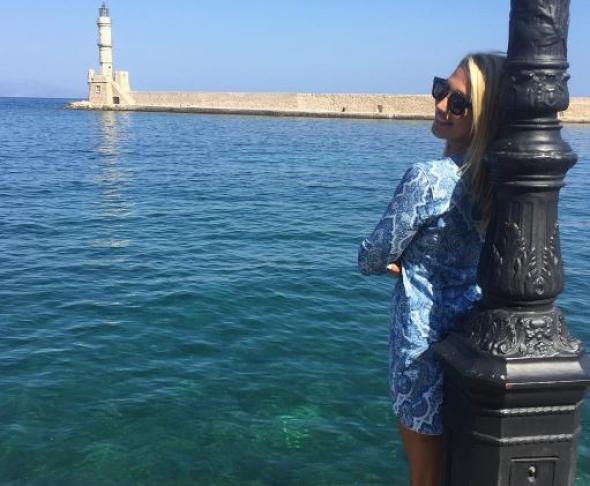 Στα Χανιά η Κωνσταντίνα Σπυροπούλου Βολτάρει στο Παλιό Λιμάνι (Photos)