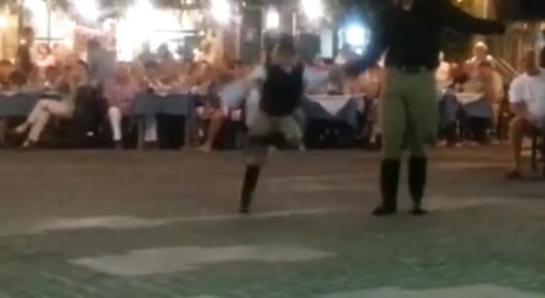 Έτσι χορεύουμε στην Κρήτη: Απίστευτος πιτσιρικάς τα δίνει όλα σε λεβέντικο μαλεβιζιώτη (video)