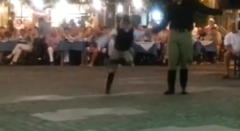 Έτσι χορεύουμε στην Κρήτη: Απίστευτος πιτσιρικάς τα δίνει όλα σε λεβέντικο μαλεβιζιώτη (video)