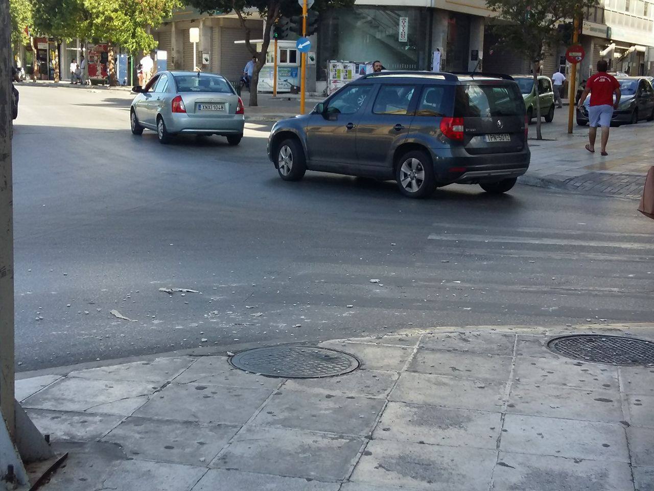 Προσοχή! Πέφτουν σοβάδες από μπαλκόνι πολυκατοικίας στο κέντρο των Χανίων