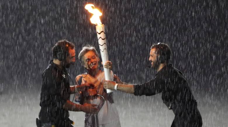 Συγκλονιστική στιγμή στους Παραολυμπιακούς Αγώνες! Η λαμπαδηδρόμος έπεσε, σηκώθηκε και αποθεώθηκε από το στάδιο (video)