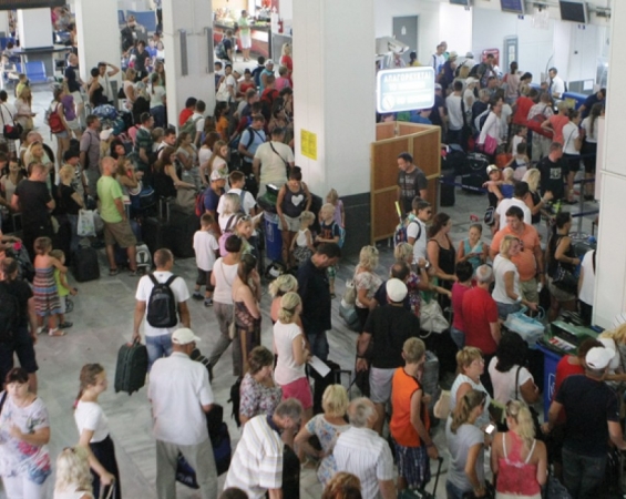 Κρήτη: Τρελάθηκαν οι επιβάτες Τσίτσιδος έτρεχε πάνω κάτω μέσα στο αεροδρόμιο