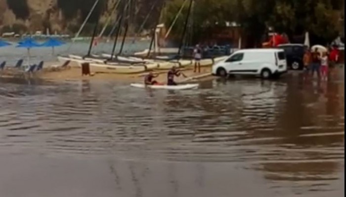 Το είδαμε κι αυτό! Κυκλοφορούν με κανό σε πλημμυρισμένο δρόμο της Αλμυρίδας
