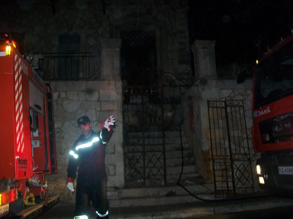 Χανιά: Φωτιά σε σπίτι απέναντι από την Χονολουλού (Photos)