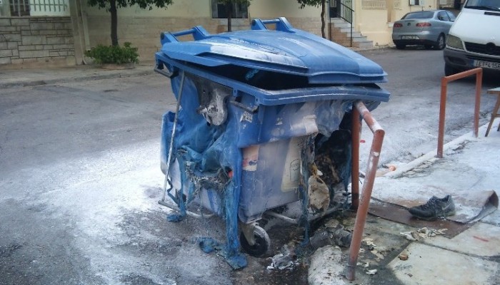 Μπουρλότο κάδοι απορριμμάτων στην πόλη των Χανίων
