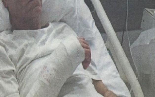 Έκαναν μαύρο στο ξύλο γνωστό Έλληνα τραγουδιστή (Photos)