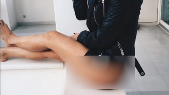 Γκρέμισε το Instagram γνωστή Ελληνίδα! Βγήκε να καπνίσει στο μπαλκόνι μόνο με το μπουφάν της!