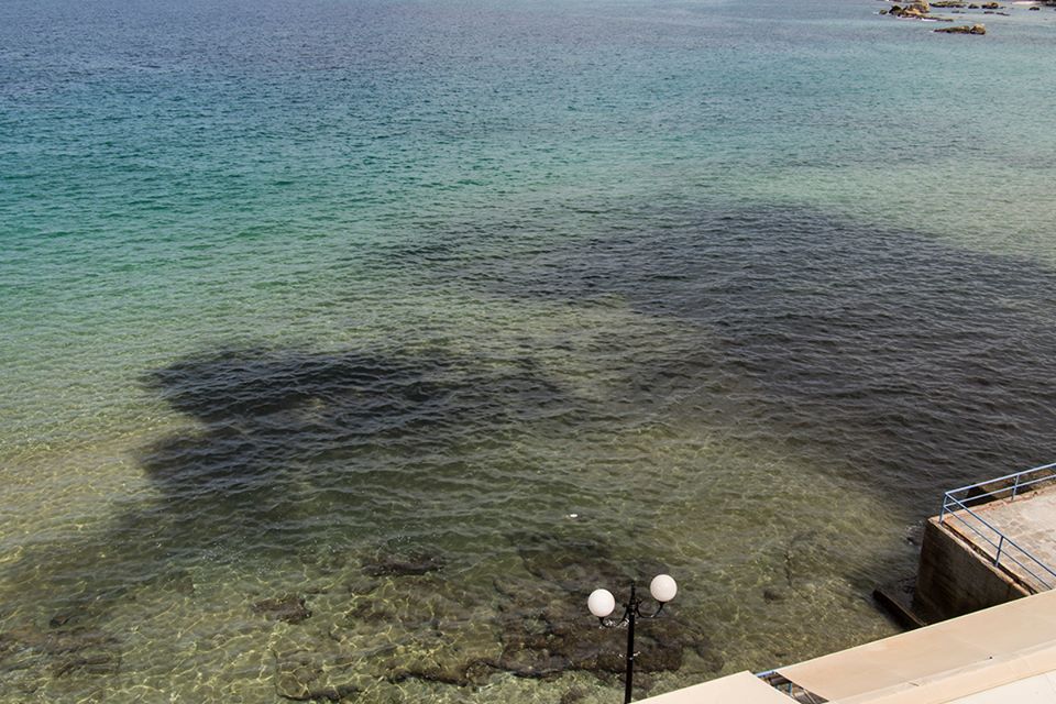 Χανιά: Βρώμα και δυσωδία στο Κουμ Καπί Μαύρισε η θάλασσα μέρα – μεσημέρι