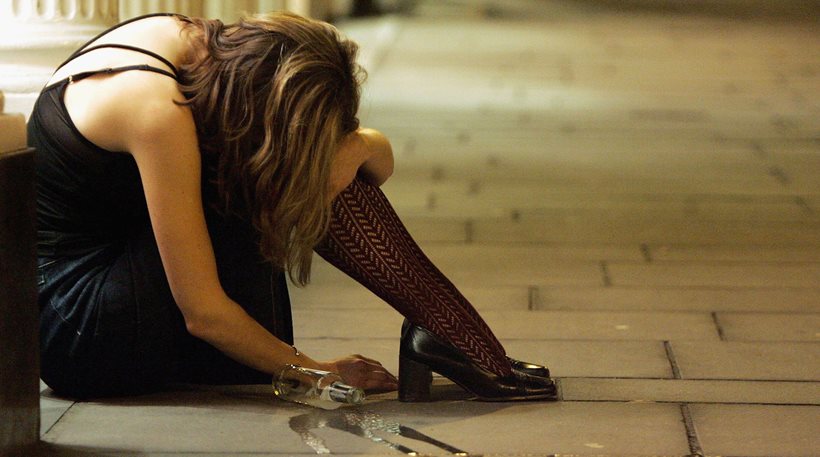 Στο νοσοκομείο με τύφλωση και οξεία νεφρική ανεπάρκεια 20χρονη που ήπιε «μπόμπες»