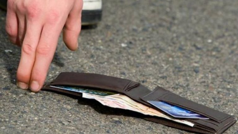 Κοπέλα βρήκε το πορτοφόλι του Αντιδημάρχου Χανίων και το παρέδωσε!