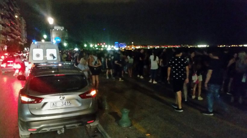 Φωτογραφίες: Γυναίκα βγάζει βόλτα άνδρα με... λουρί