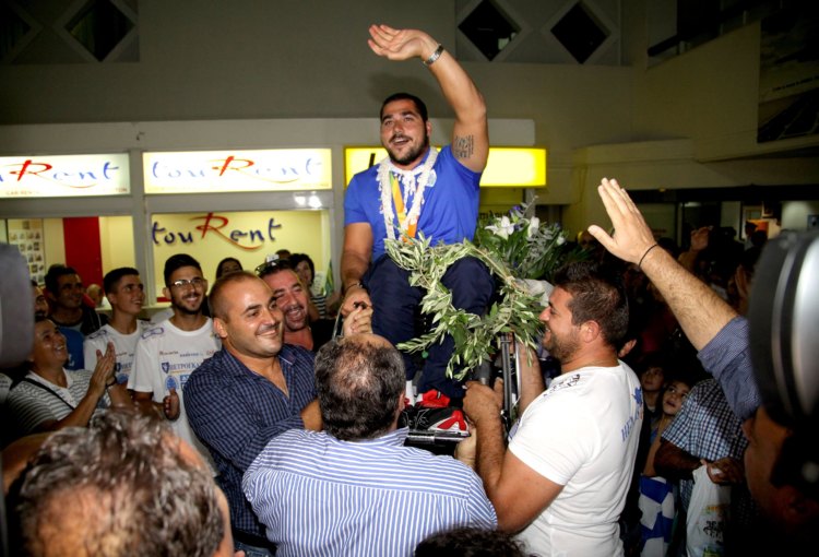 Σήκωσαν στα χέρια τον χρυσό Παραολυμπιονίκη της Κρήτης (Photos)