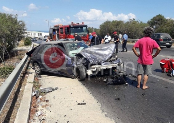 Σφοδρή σύγκρουση αυτοκινήτων στο δρόμο καρμανιόλα