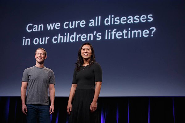 Ο Mark Zuckerberg και η σύζυγος του θέλουν να γιατρέψουν όλες τις ασθένειες του κόσμου επενδύοντας $3 δισ. για αρχή